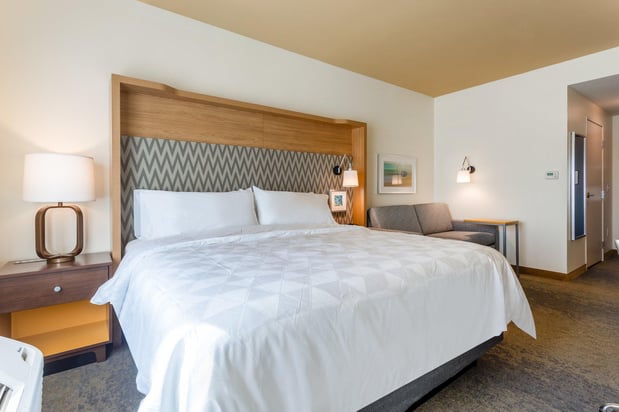 Images Holiday Inn & Suites Cedar Falls-Waterloo Event Ctr by IHG
