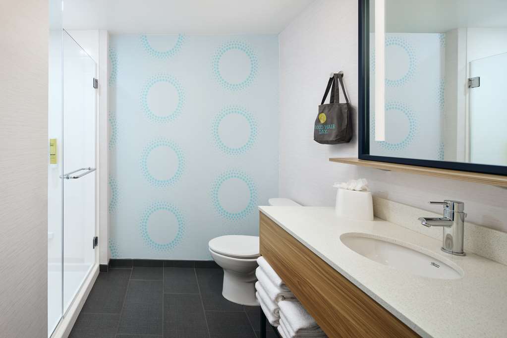 Guest room bath
