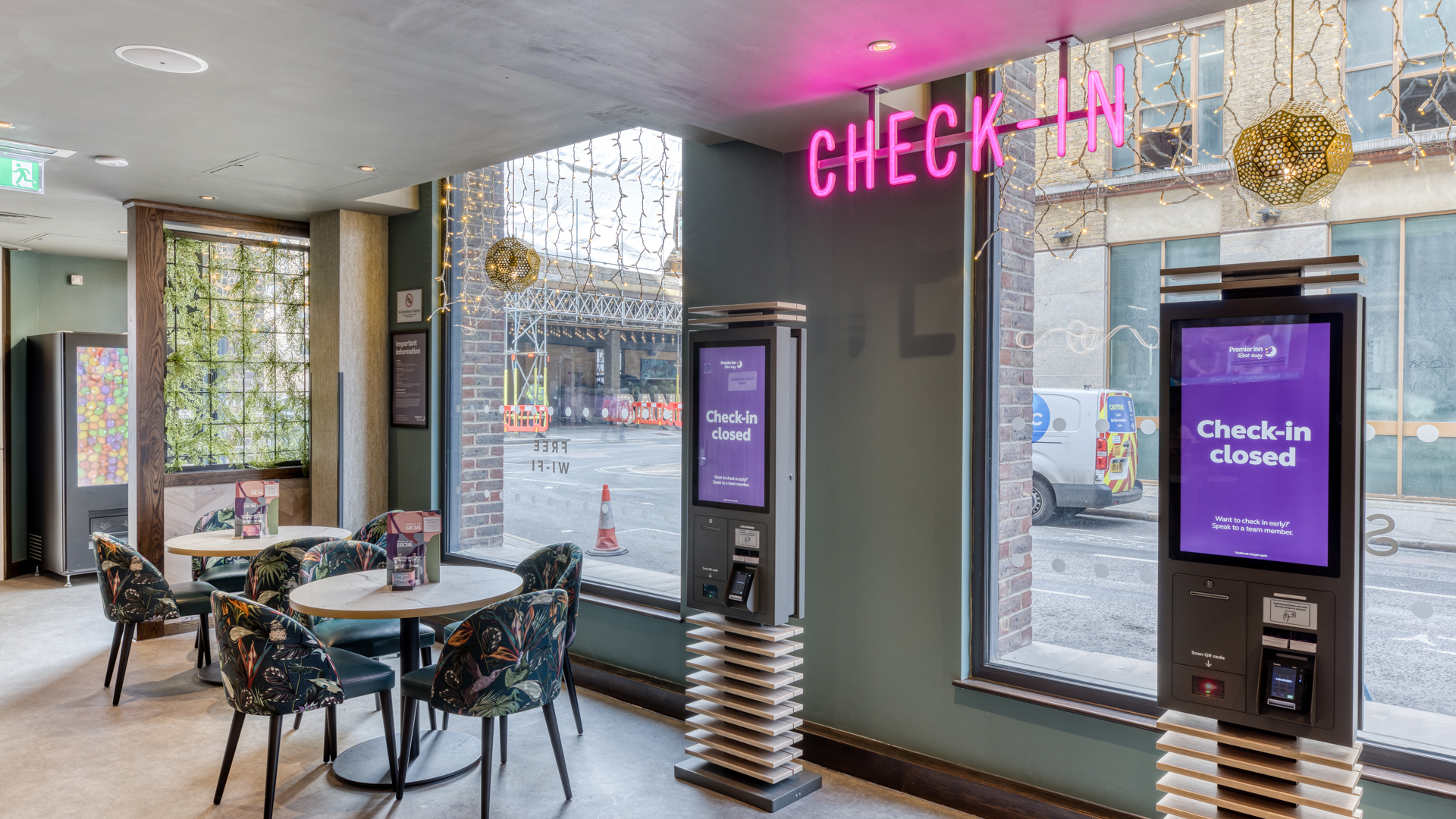 Premier Inn London Southwark (Tate Modern) hotel reception