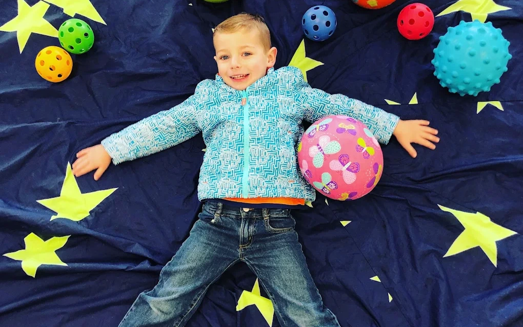 Shake, tap, listen, and move as your child explores how different instruments create sound. Music classes for kids in Pleasanton turn early learning into an interactive experience you can enjoy together.