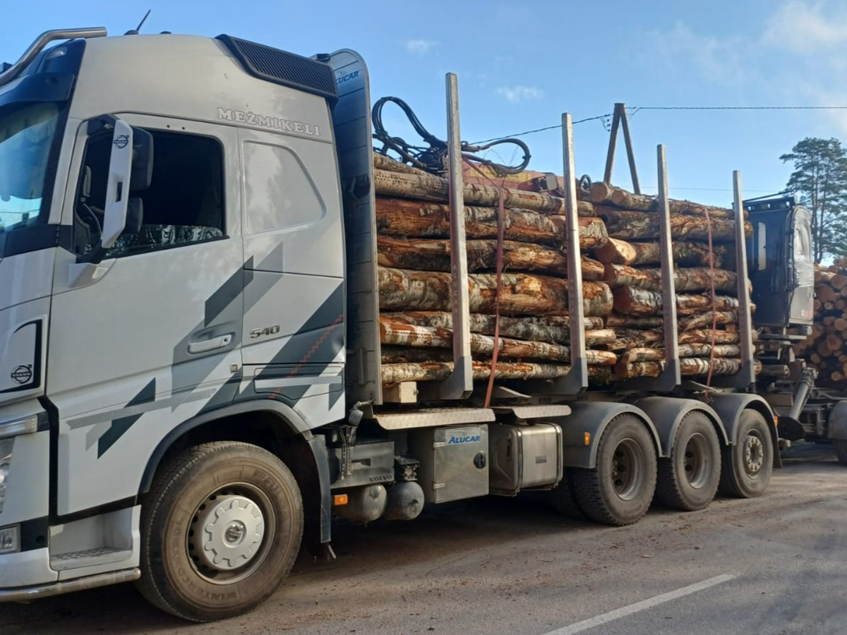 Mežmikeļi baļķvedējs piekrauts ar apaļkokiem