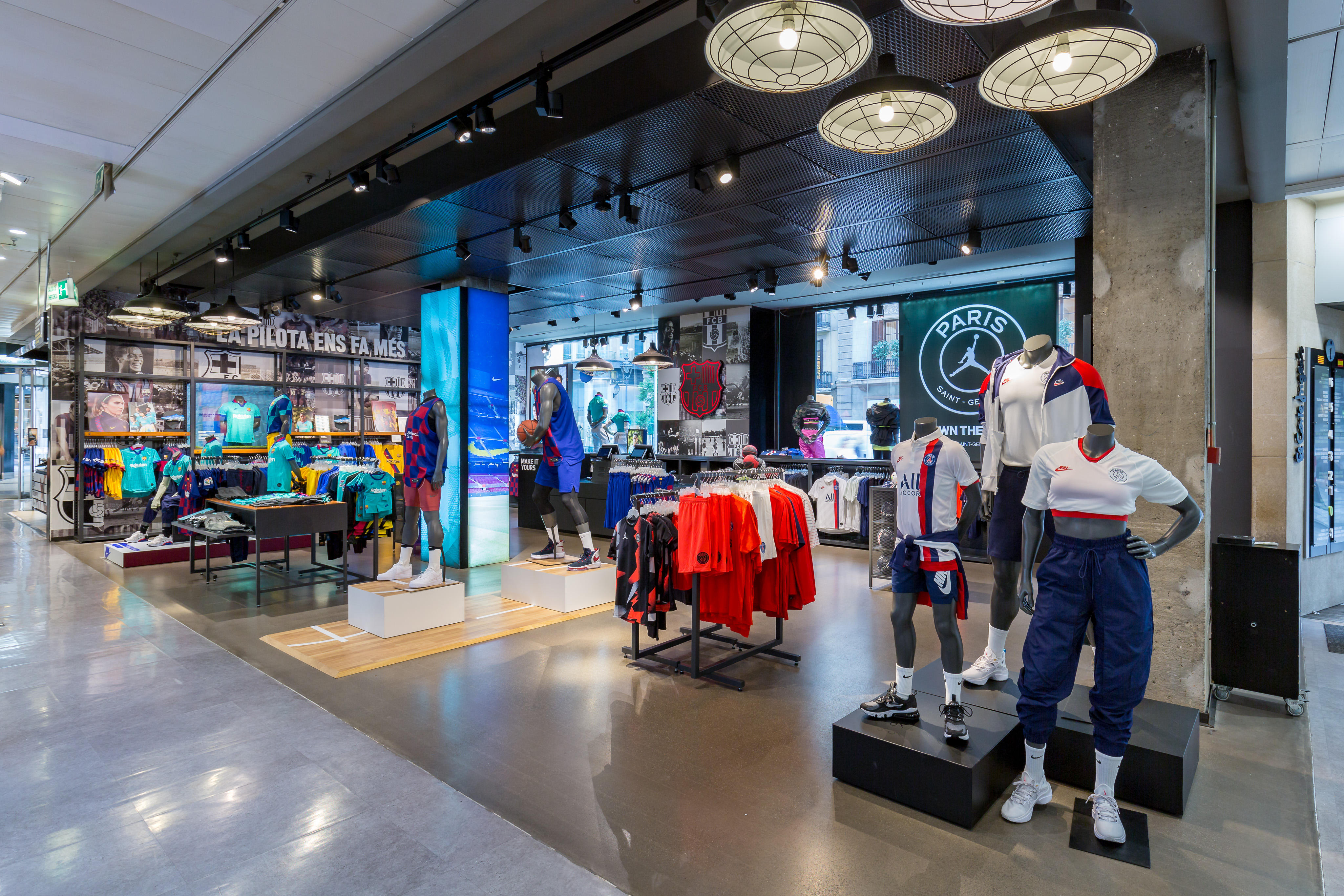 Nike Store Portal de l'Ángel - Y Ocio: Y Ropas (Al Por Menor Y Accesorios) en Barcelona (dirección, horarios, opiniones, TEL: 933041...) - Infobel