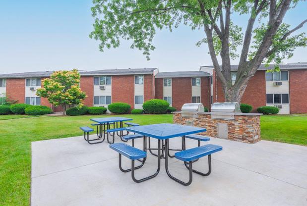 Images King's Court Manor Apartment Homes