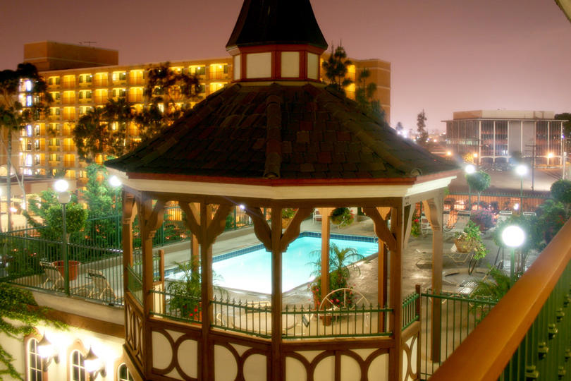 Camelot Inn & Suites