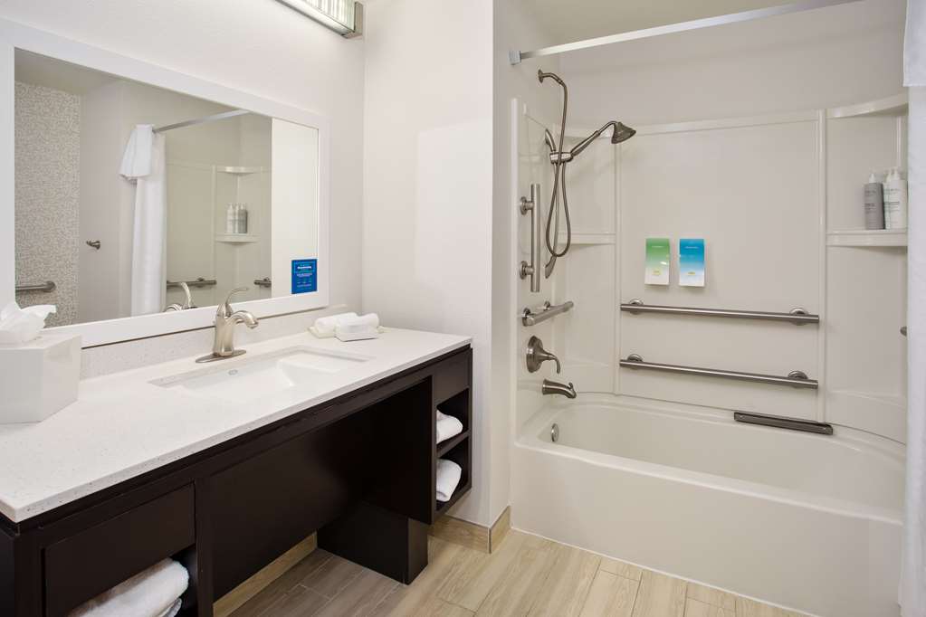 Guest room bath