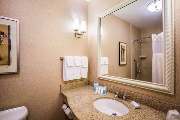 Images Hilton Garden Inn Milwaukee Northwest Conference Center