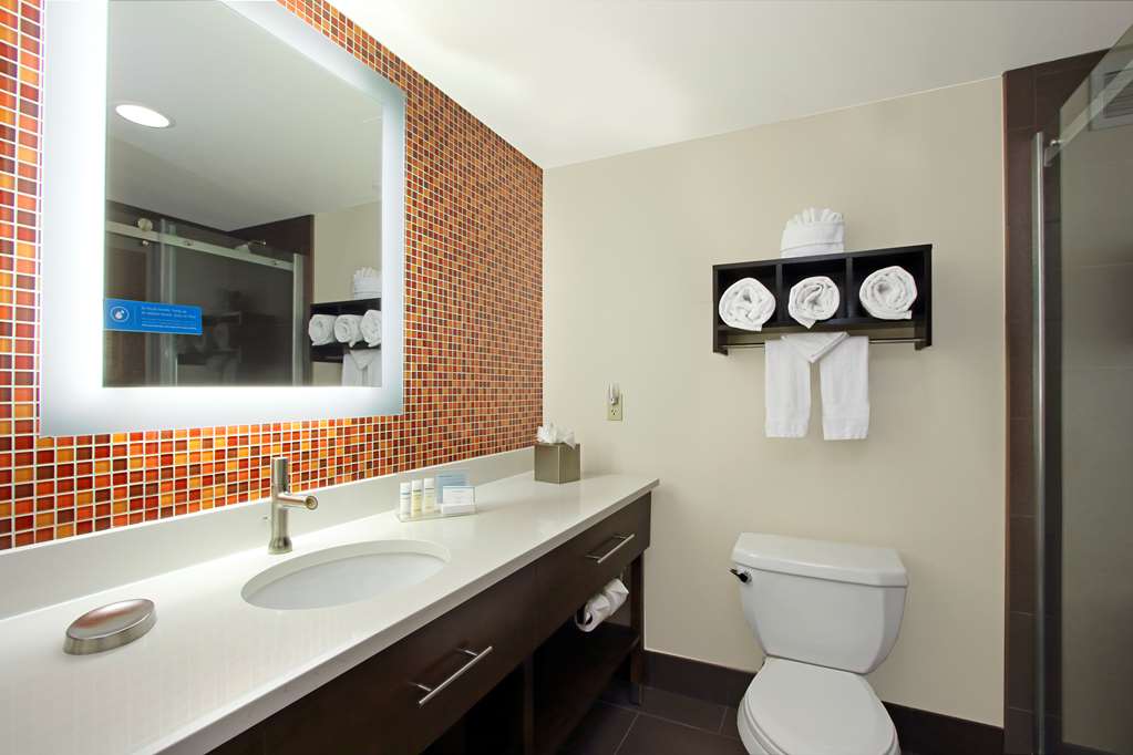 Guest room bath