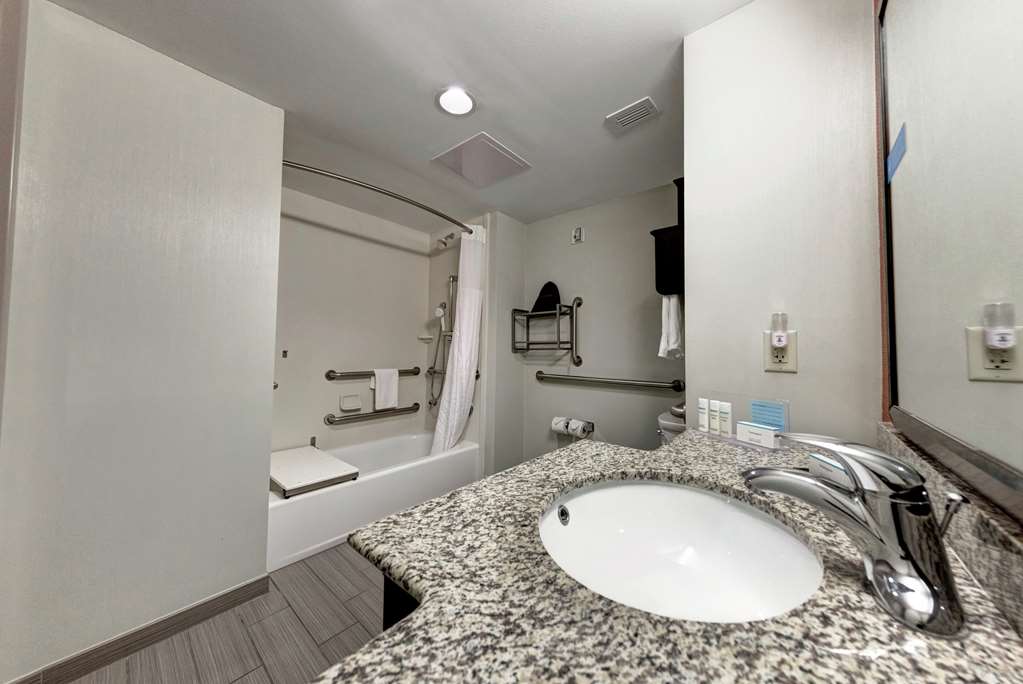 Guest room bath