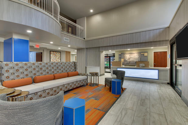 Images Holiday Inn Express & Suites Atlanta N-Perimeter Mall Area by IHG
