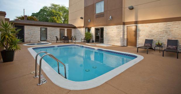Images Holiday Inn & Suites Spring - the Woodlands Area by IHG