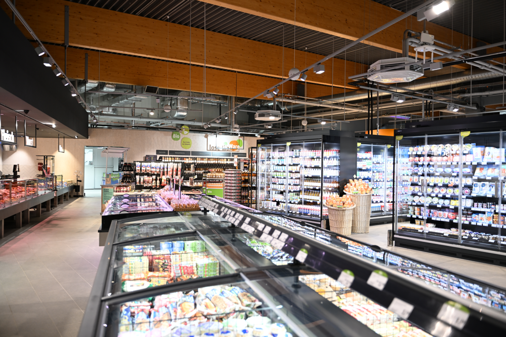 Nachhaltige Kühlregale und Tiefkühltheken im tegut... Supermarkt, die mit natürlichen Kältemitteln betrieben werden.