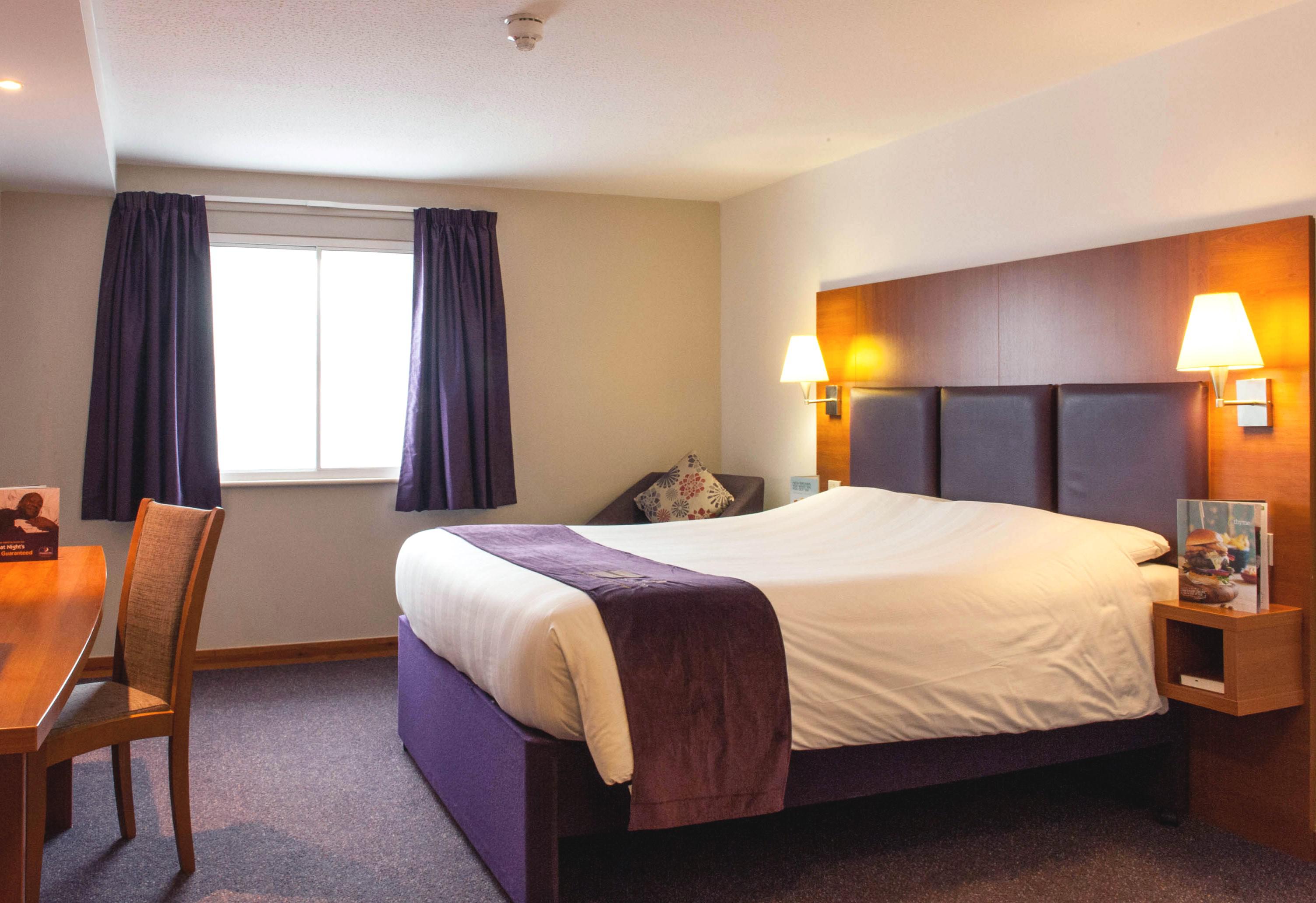 Premier Inn bedroom Premier Inn Gravesend (A2/Singlewell) hotel Gravesend 03330 031685