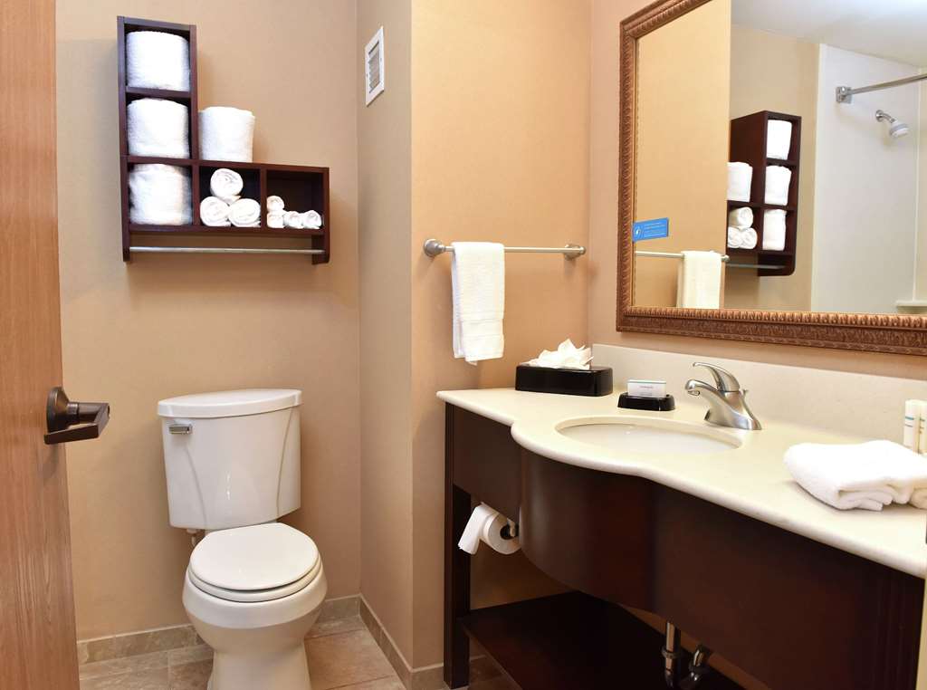 Guest room bath