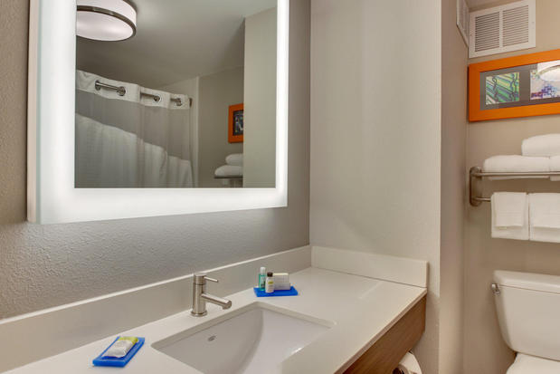 Images Holiday Inn Express & Suites Atlanta N-Perimeter Mall Area by IHG