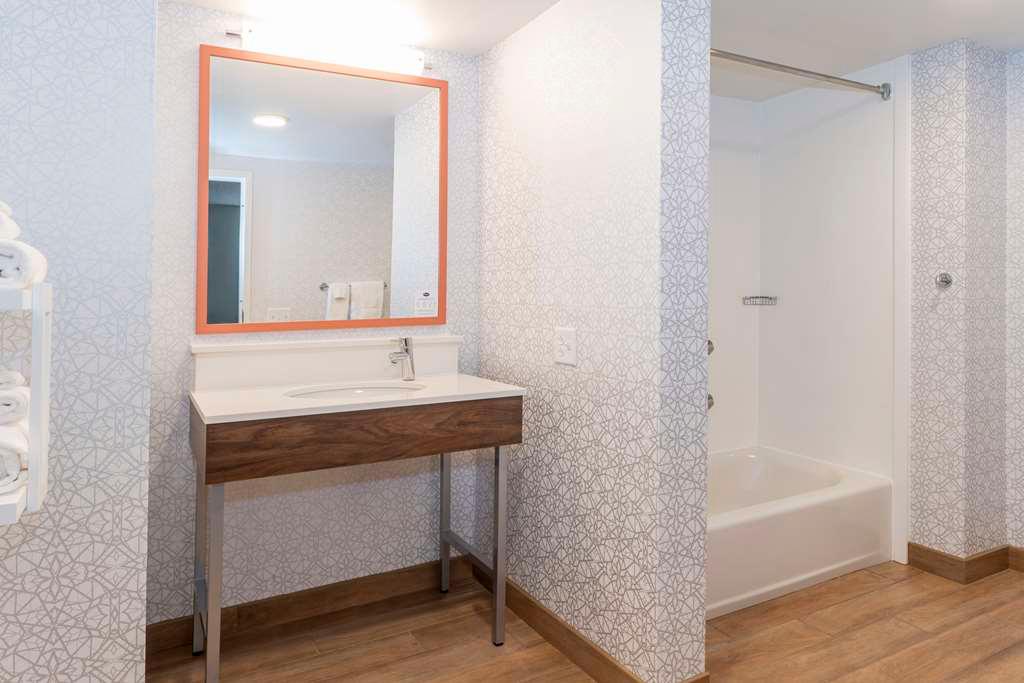 Guest room bath