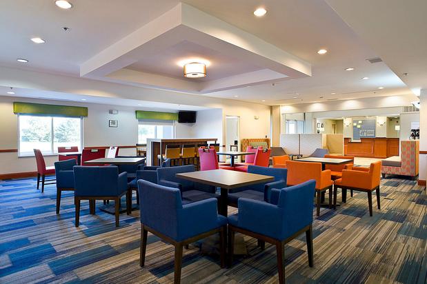 Images Holiday Inn Express & Suites Vermillion, an IHG Hotel