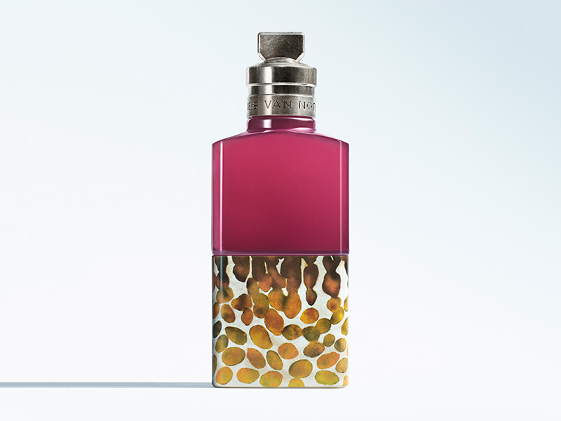 Bild zu Dries Van Noten präsentiert mit Velvet Violet eine unerwartete Seite des Veilchens: holzig-grüne Veilchenblätter treffen auf gerösteten Sesam, akzentuiert von rosa Beeren, Gerste, Vetiver und Tonkabohne. Ein Duft aus der Kategorie „woody floral gourmand" – kontrastreich und samtig zugleich.