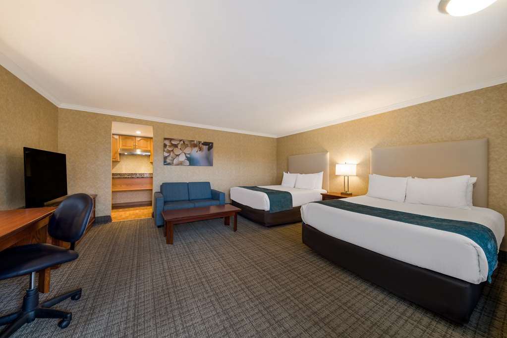 Best Western Voyageur Place Hotel in Newmarket: Kitchenette Suite with 2 Double Beds and Pull-out Sofa
