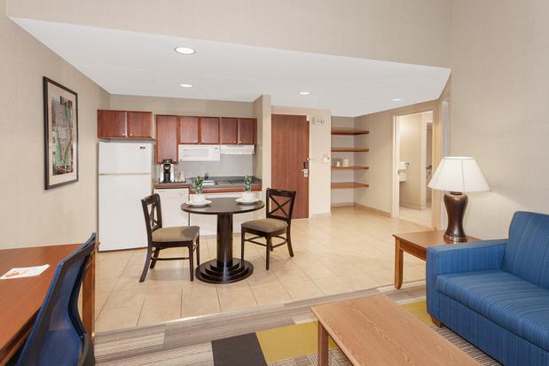 Images Holiday Inn Express Building 107