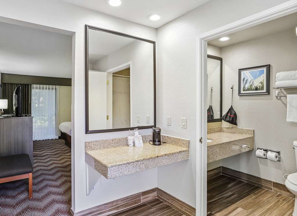 Delux 2 Queen Guest Bathroom