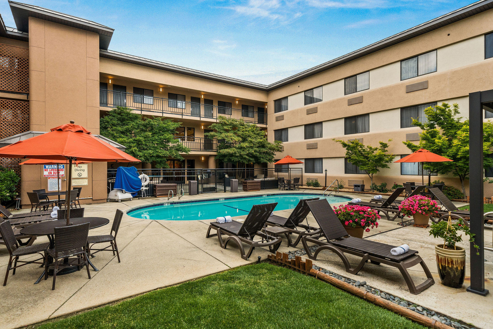 Outdoor Pool & Spa