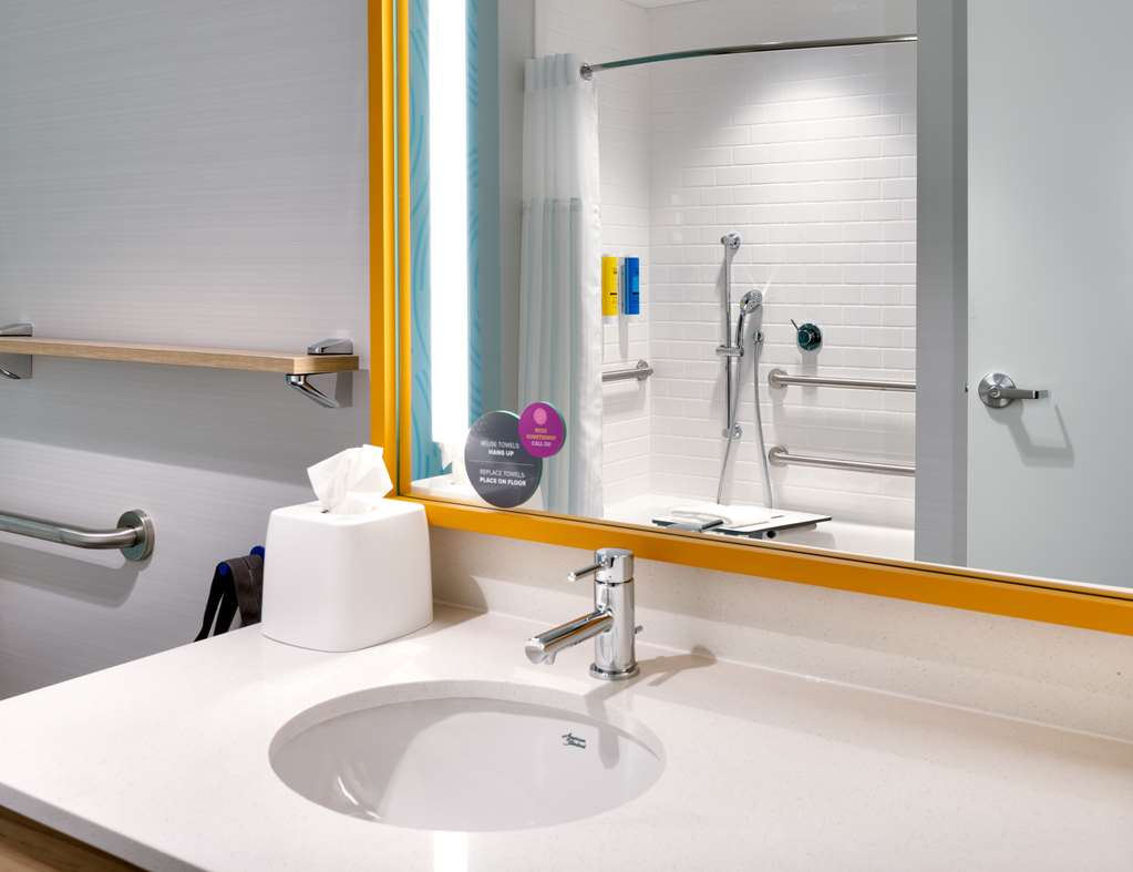 Guest room bath