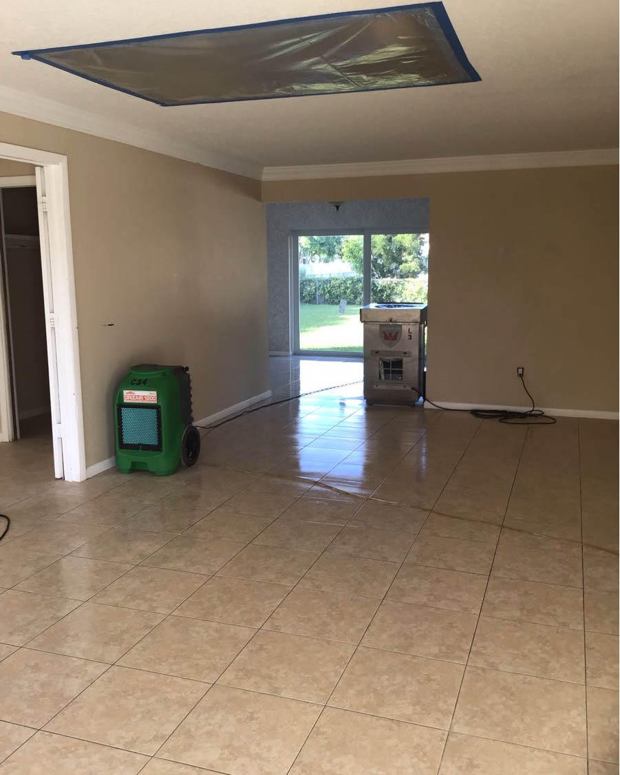 Utilizing containment barriers speeds up cleanup and guarantees that dust and other particles stay in the work area. For all of your mold removal needs, it is crucial to contact SERVPRO of Delray Beach, your mold remediation company.