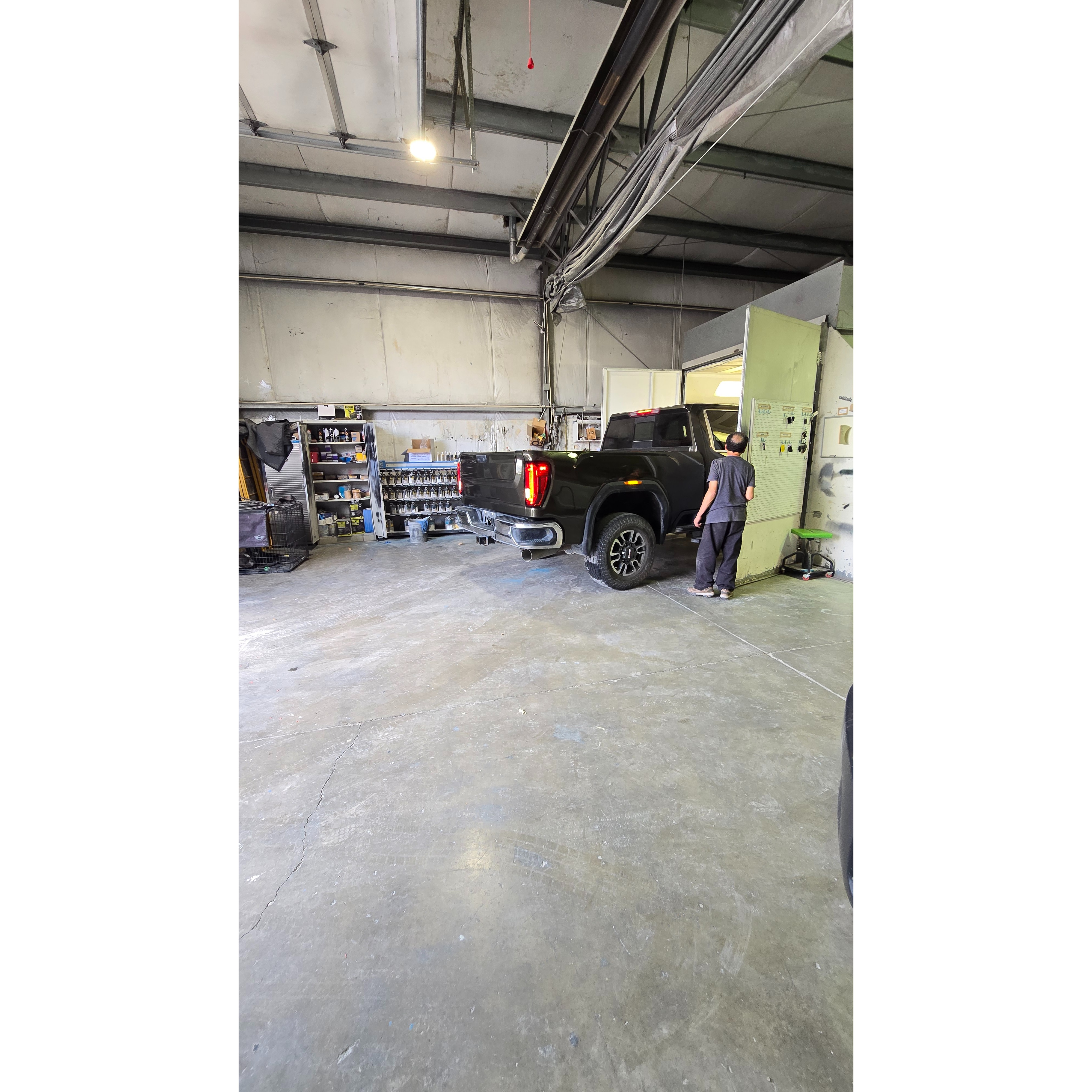 Restauración profesional de vehículo y preparación de pintura en proceso en Vito’s Body Shop en North Logan, Utah. Este proyecto destaca un detallado trabajo de restauración de carrocería, preparación de precisión y repintado automotriz dentro de la cabina de pintura para garantizar un resultado final limpio y profesional.
En Vito’s Body Shop nos especializamos en reparación de colisión, restauración de carrocería, pintura automotriz, reparación de dents, servicios de llantas y soldadura especializada, incluyendo soldadura de aluminio, TIG, MIG, bronce y arco. Nuestro equipo sirve con orgullo a North Logan, Cache Valley y comunidades cercanas de Utah con mano de obra confiable y soluciones de reparación de calidad.