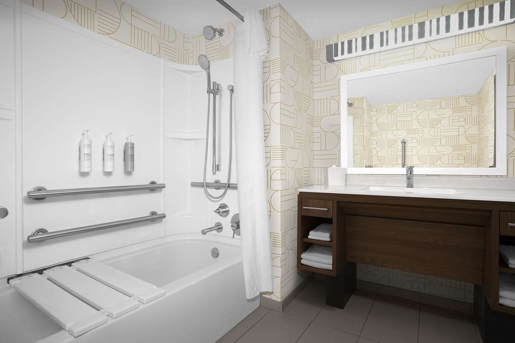 Guest room bath