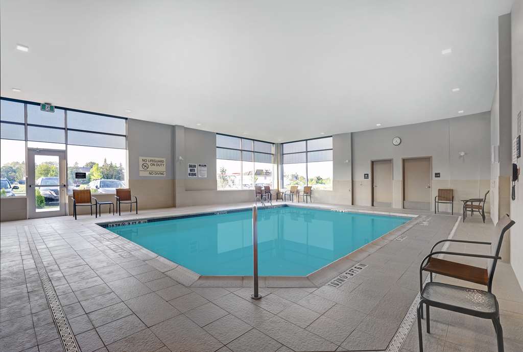 Pool Hampton Inn & Suites by Hilton Belleville Belleville (613)779-2000