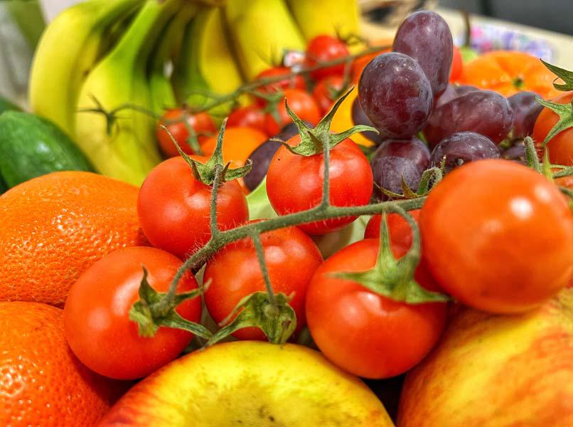Obst und Gemüse
Viermal pro Woche werden wir mit frischem Obst und Gemüse beliefert. Bei uns finden Sie eine schöne Auswahl an gängigen Klassikern sowie saisonalen Waren. So erhalten Sie bei uns Spargel und Erdbeeren, sowie viele weitere Produkte, zur jeweiligen Saison. Darüber hinaus werden wir vom Reichenspurner Hof mit köstlichen und frischen regionalen Waren beliefert. Aber auch über die EDEKA Gruppe beziehen wir hochwertige Lebensmittel. Wir sind breit aufgestellt und bieten Ihnen auch eine Reihe an Bio- und Demeter-Produkten an.