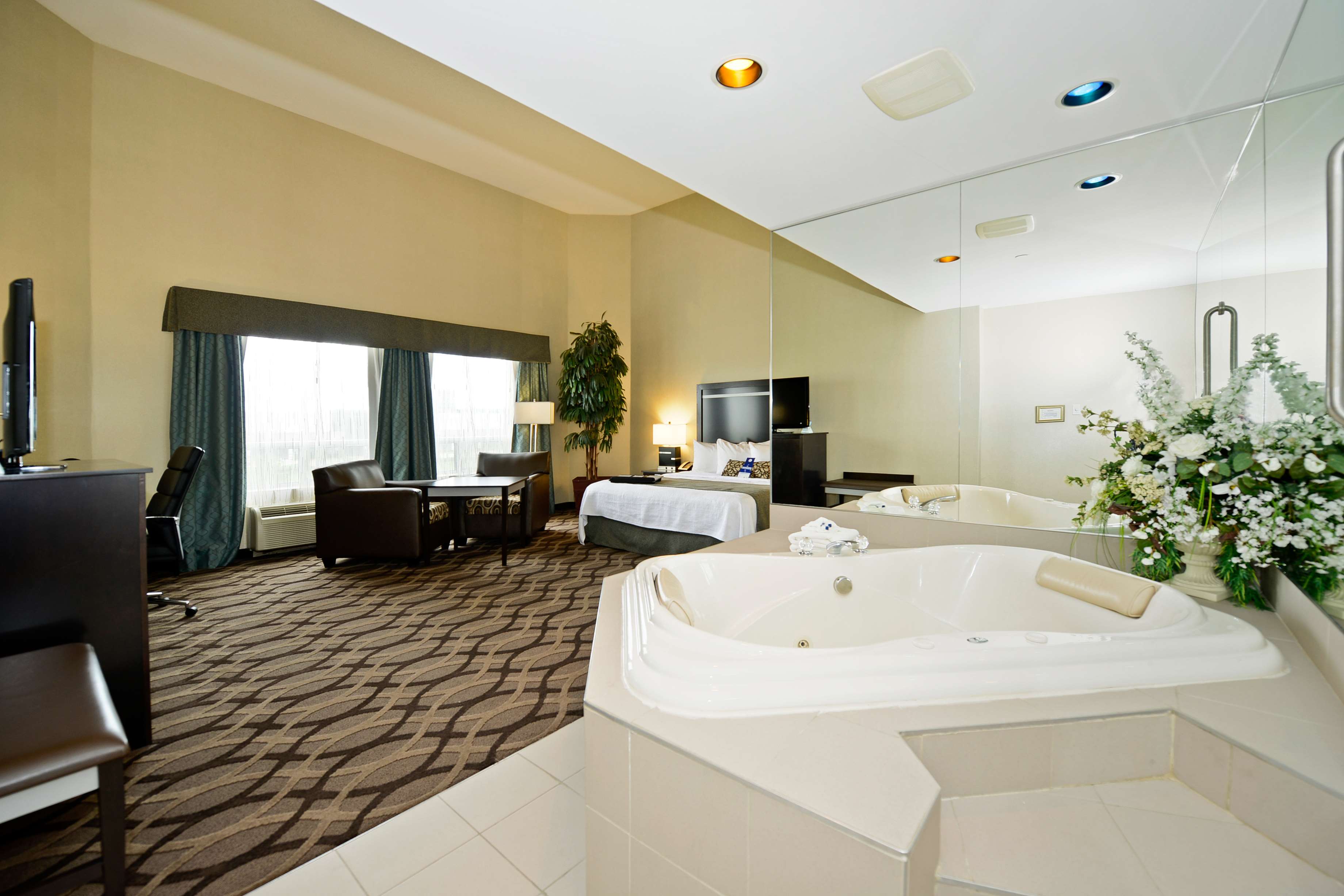 Best Western Plus Travel Hotel Toronto Airport in Toronto: King Suite Jetted Tub Guest Room