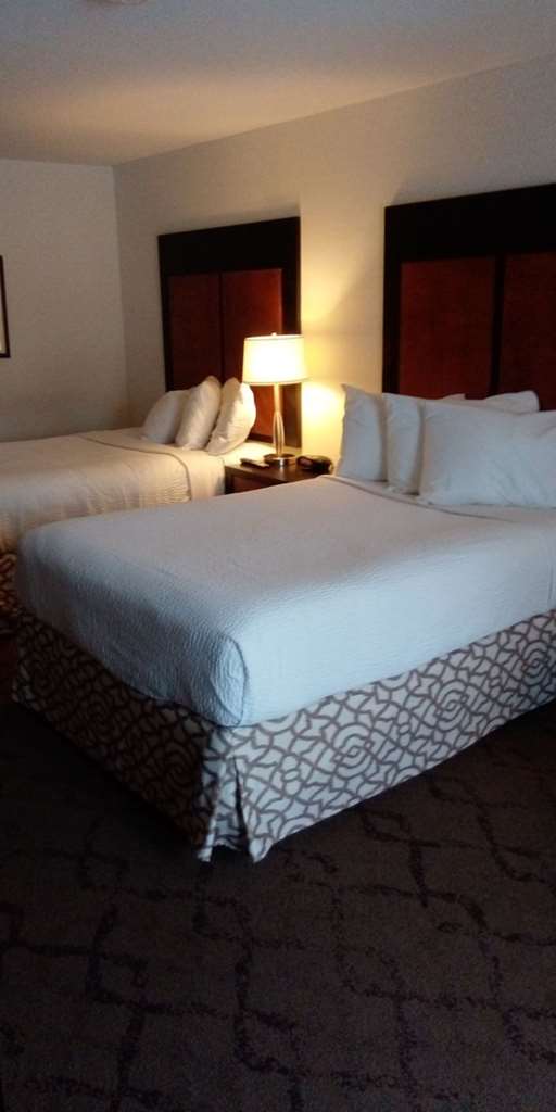 2 Double Beds with River View Best Western Plus Otonabee Inn Peterborough (705)742-3454
