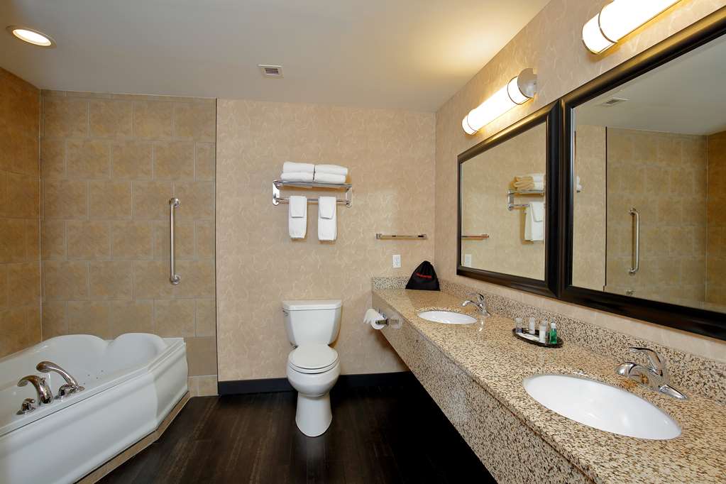 Deluxe Bathroom Best Western Blairmore Saskatoon (306)242-2299