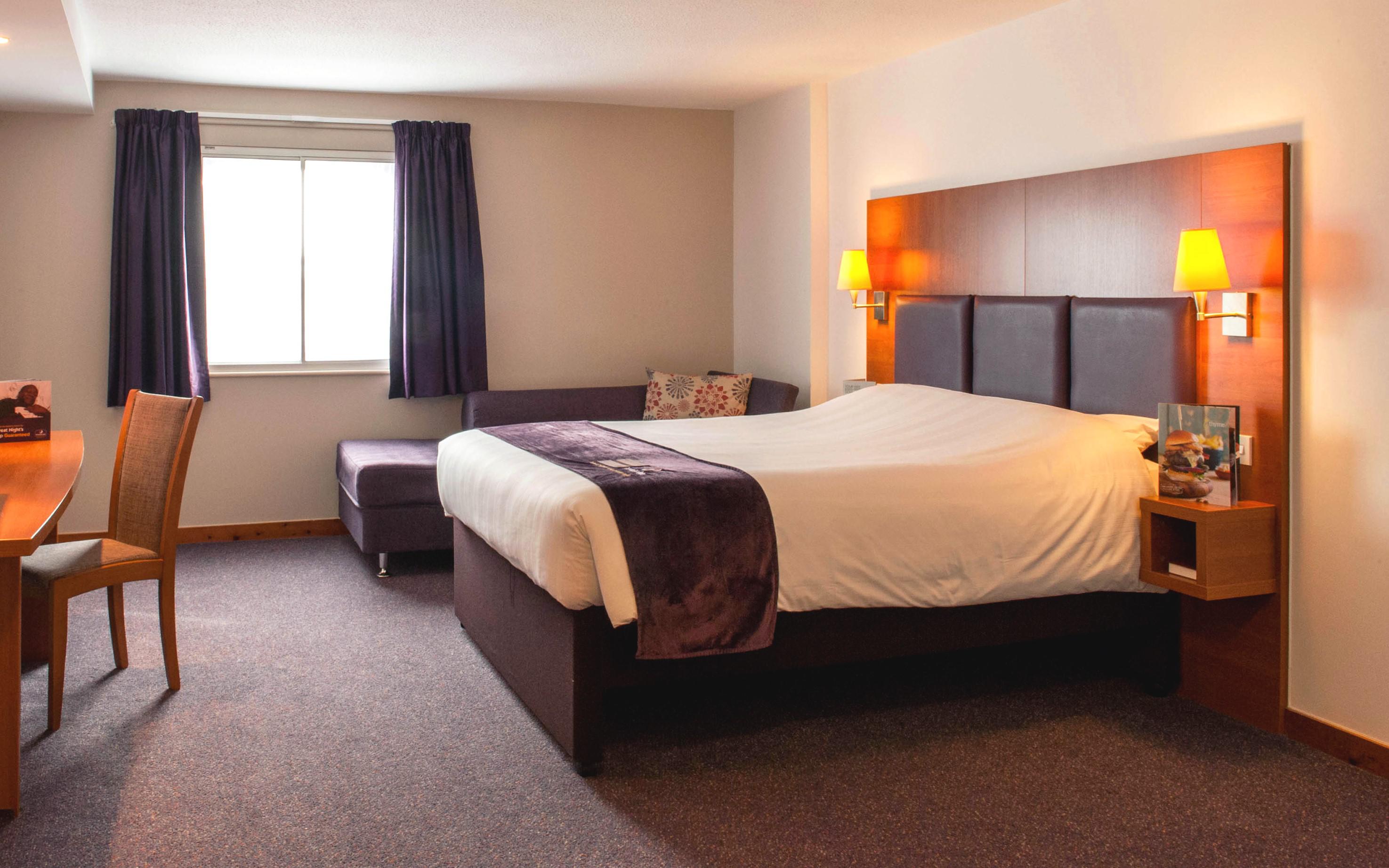 Premier Inn bedroom Premier Inn Gravesend (A2/Singlewell) hotel Gravesend 03330 031685