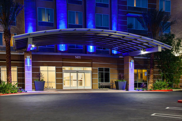 Images Holiday Inn Express & Suites Anaheim Resort Area, an IHG Hotel
