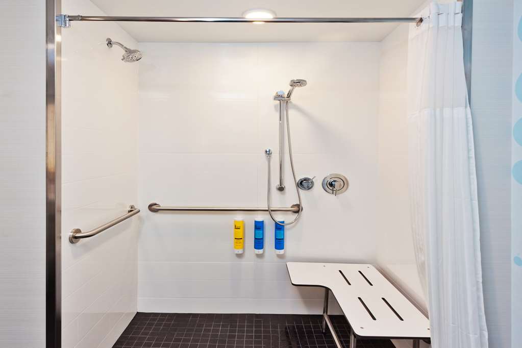 Guest room bath