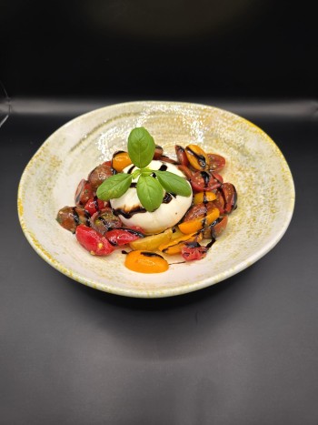 Burrata mit marinierten Cherrytomaten