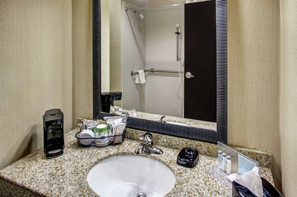 Guest room bath