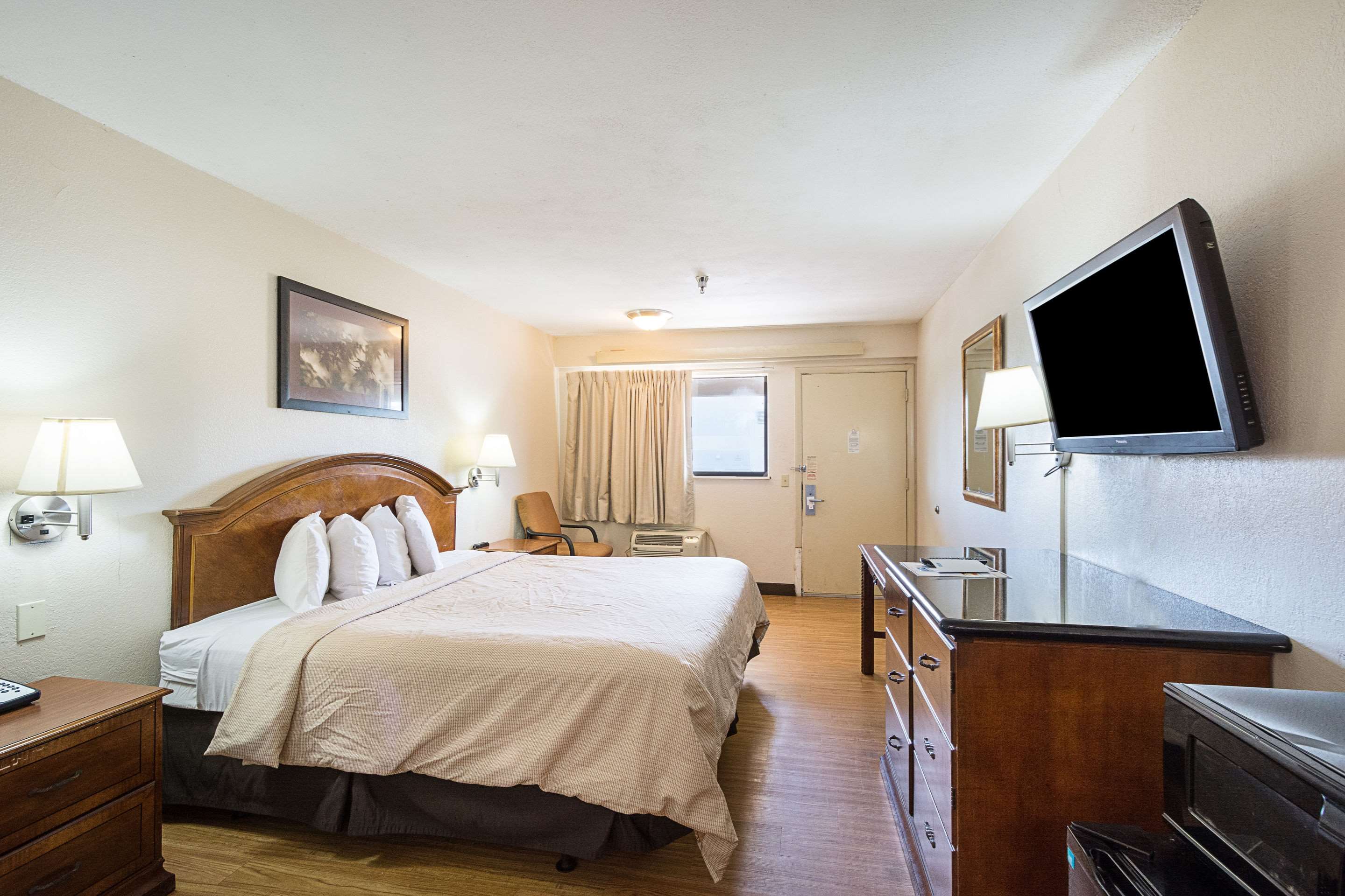 Guest room with one bed