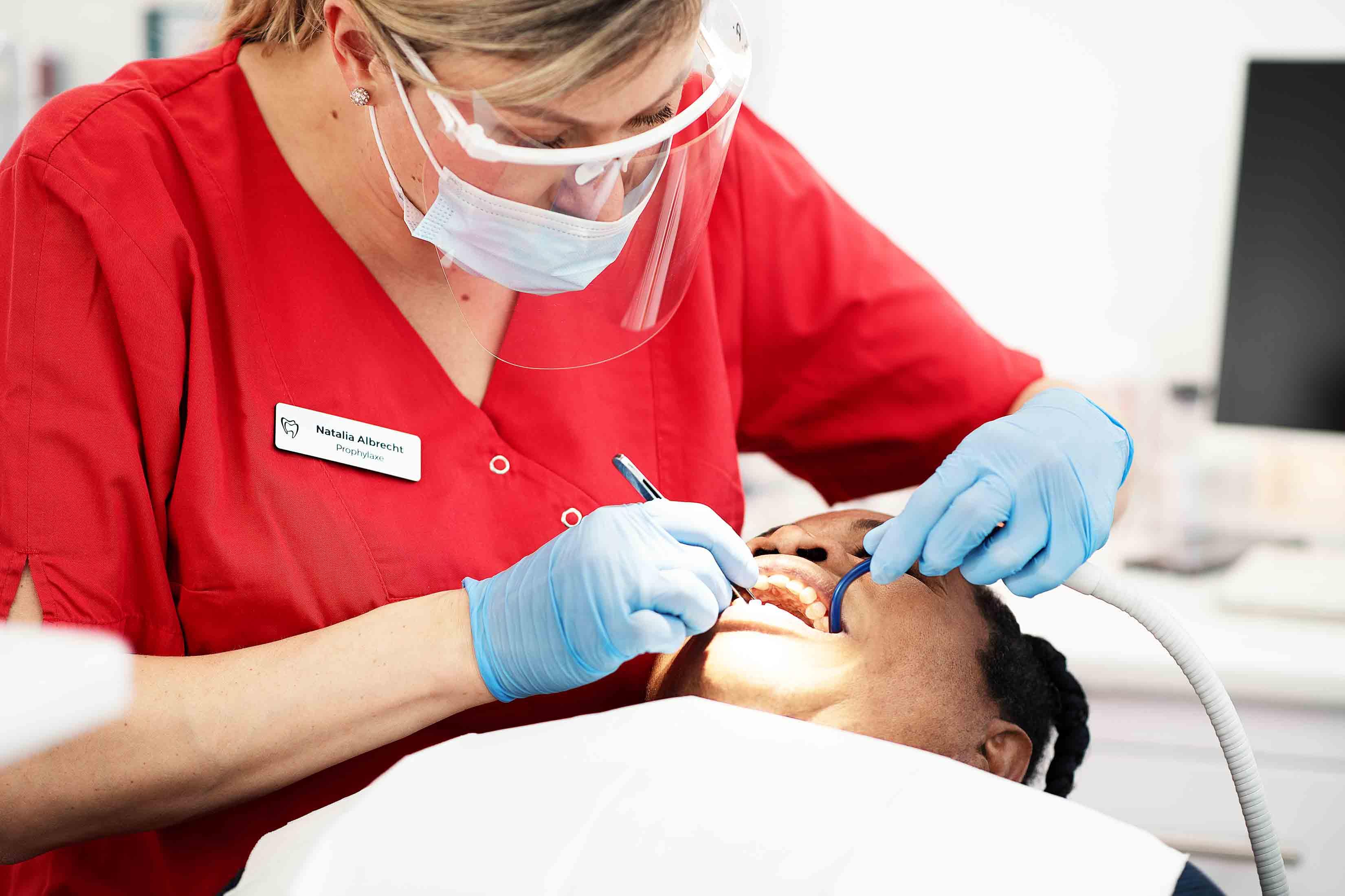 Dentics – Professionelle Zahnreinigung