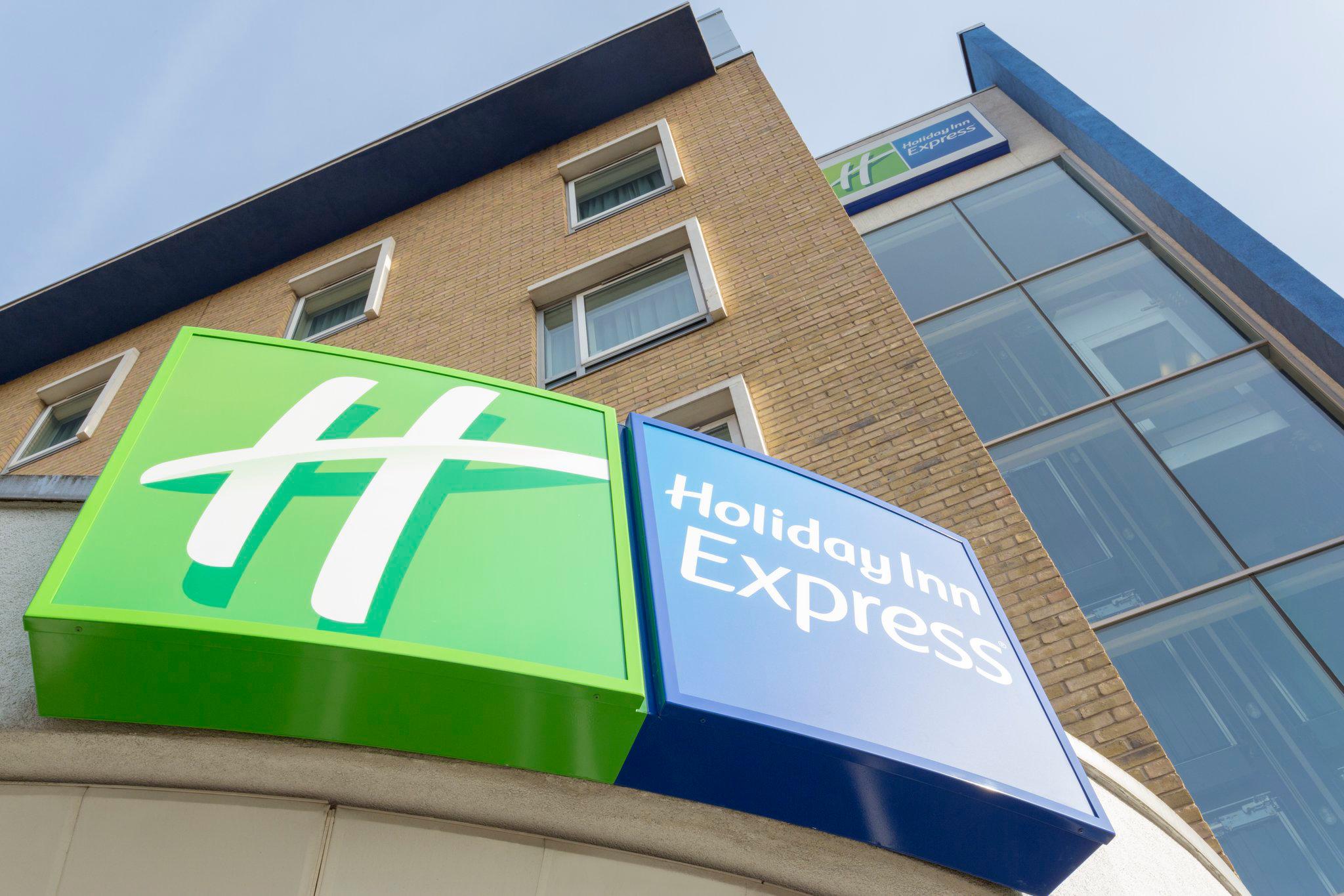 Holiday Inn Express London - Earl's Court, an IHG Hotel London 020 7384 5151