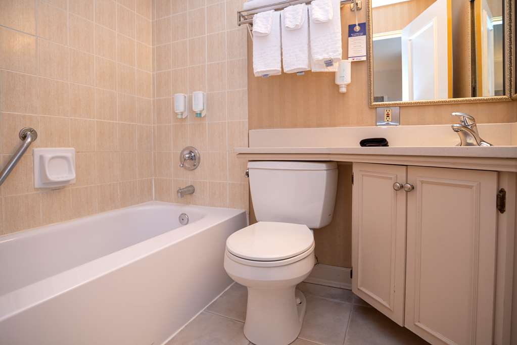 Best Western Dorchester Hotel in Nanaimo: Suite- 2 Double (Family Suite) Bathroom
