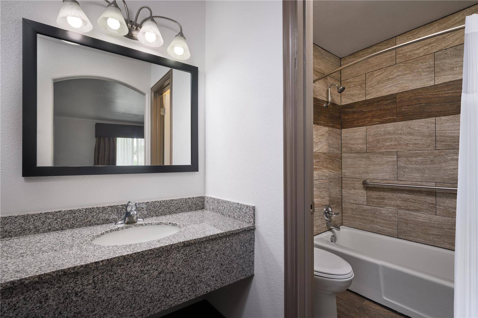 Queen Bathroom 
