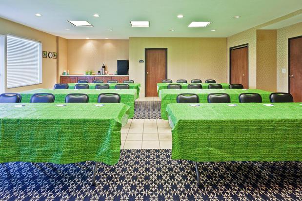 Images Holiday Inn Express & Suites Paragould, an IHG Hotel