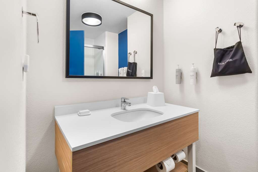 Guest room bath