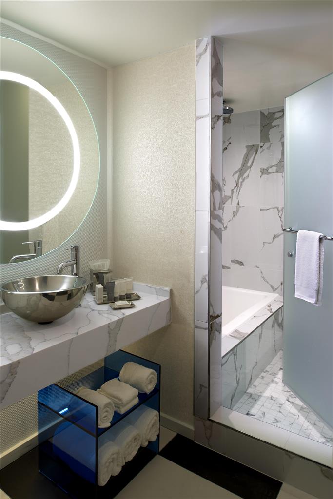 Guest room bath