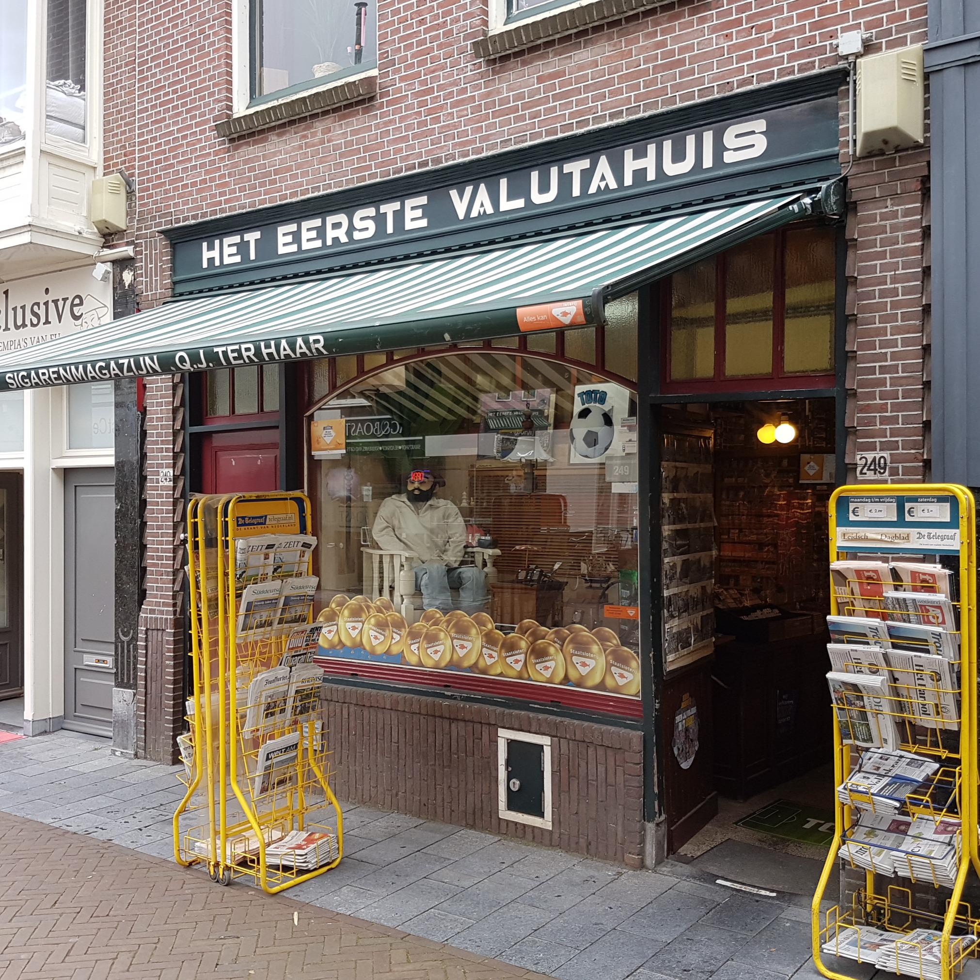 Oudste tabakswinkeltje van Leiden opgericht in 1922. Haar Sigarenmagazijn Q J ter - Het Eerste Valutahuis Leiden 071 513 0380