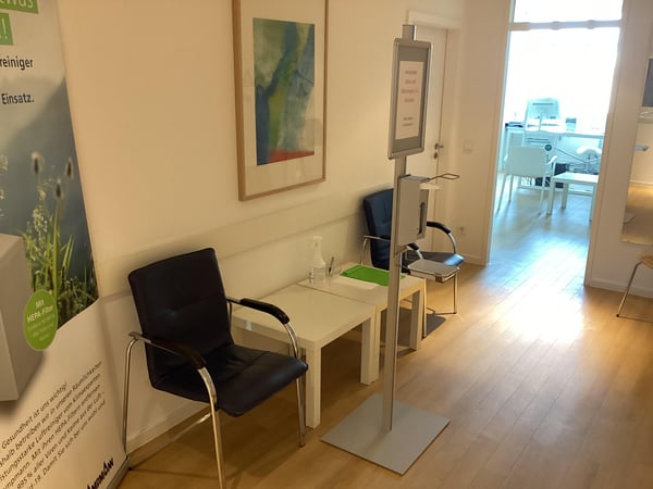 Bilder Arzt Praxis Rückenschmerzen u. Gelenkschmerzen München Pasing