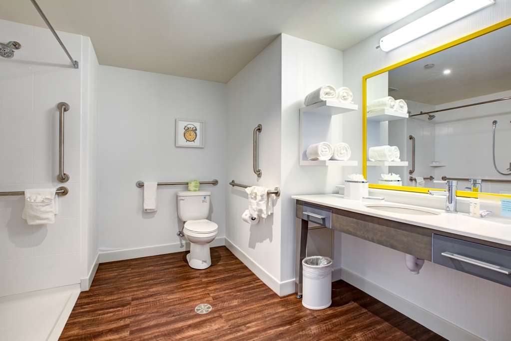 Guest room bath